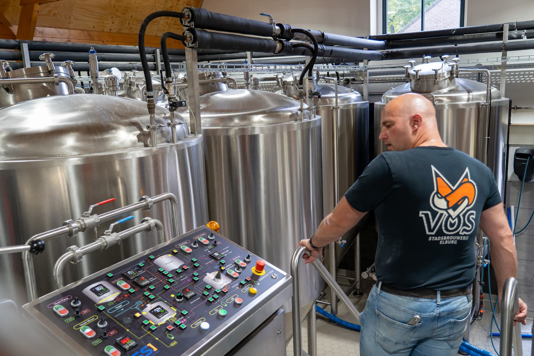 Brouwmeester Coenraad aan het werk in de brouwerij