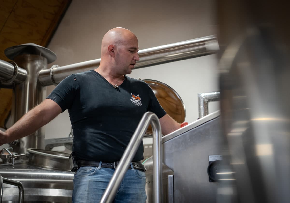 Brouwmeester Coenraad van Bommel in de brouwerij