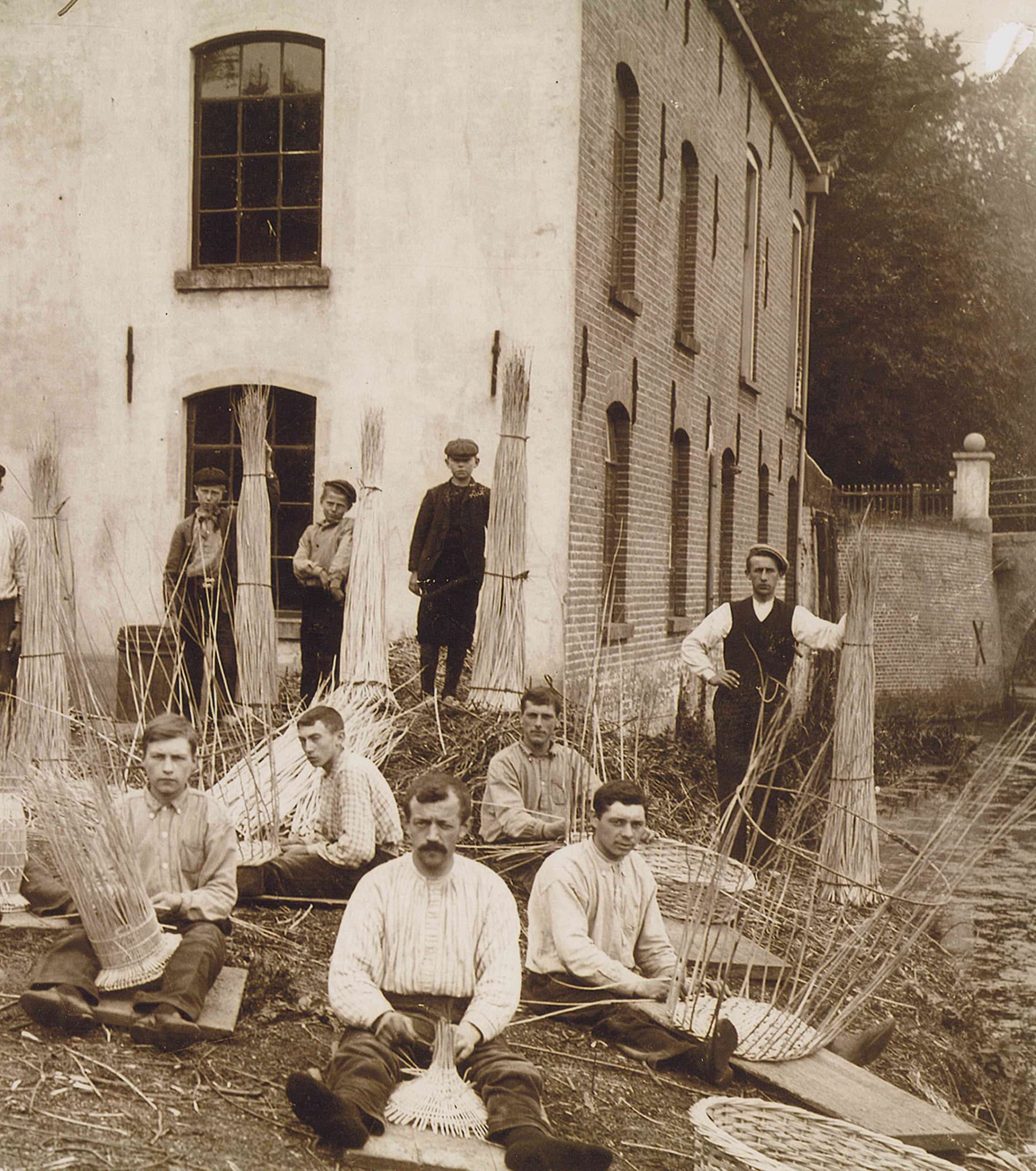 Historische foto van de mandenmakerij aan de Havenstraat in Elburg