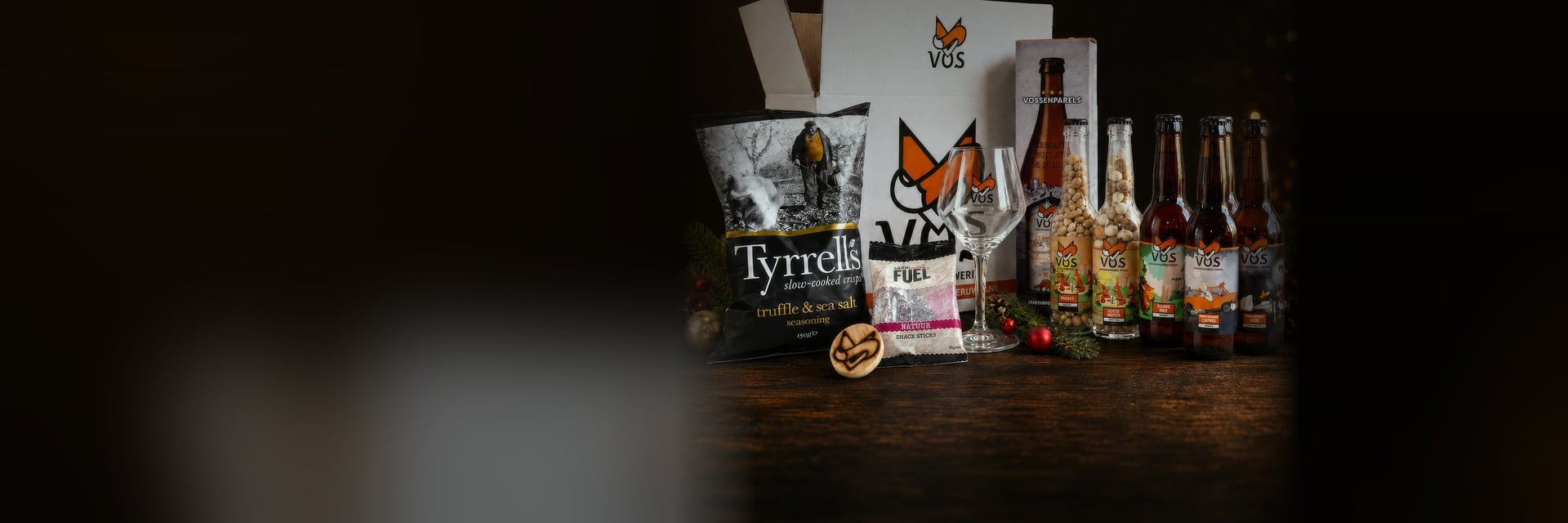 De gevulde Vos Kerstbox met speciaalbier, glas en snacks in kerstsfeer